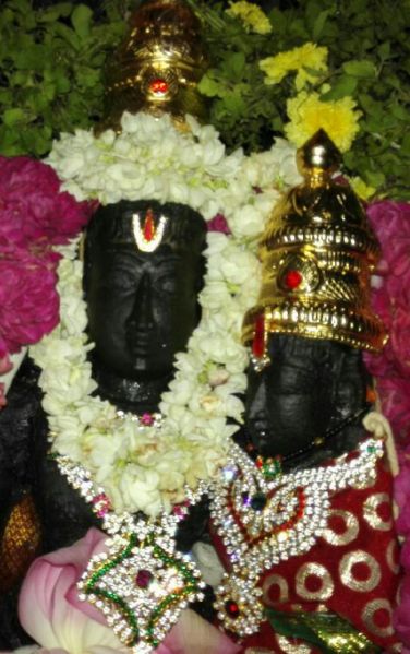 File:Perumal with Thayaar.jpg